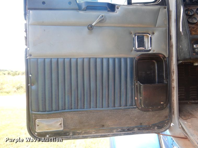 image for item DI0400 1994 Kenworth T450  semi truck