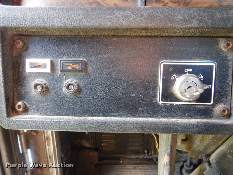 image for item DI0400 1994 Kenworth T450  semi truck