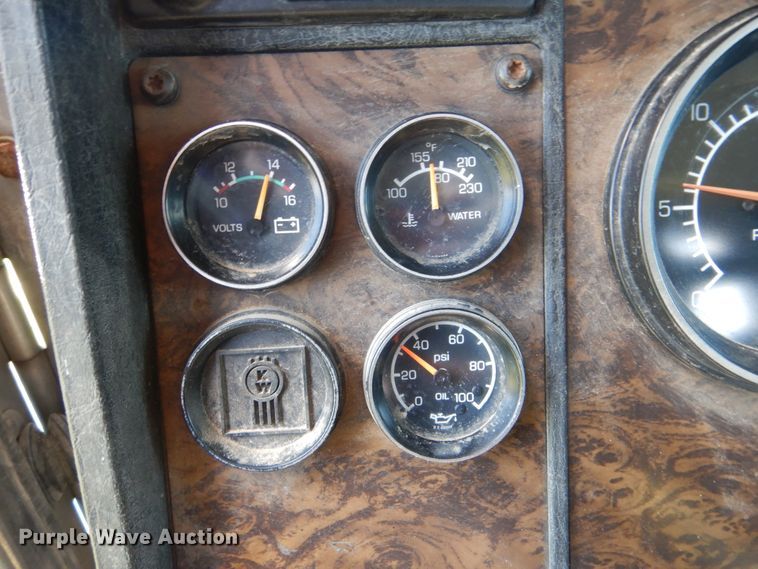 image for item DI0400 1994 Kenworth T450  semi truck