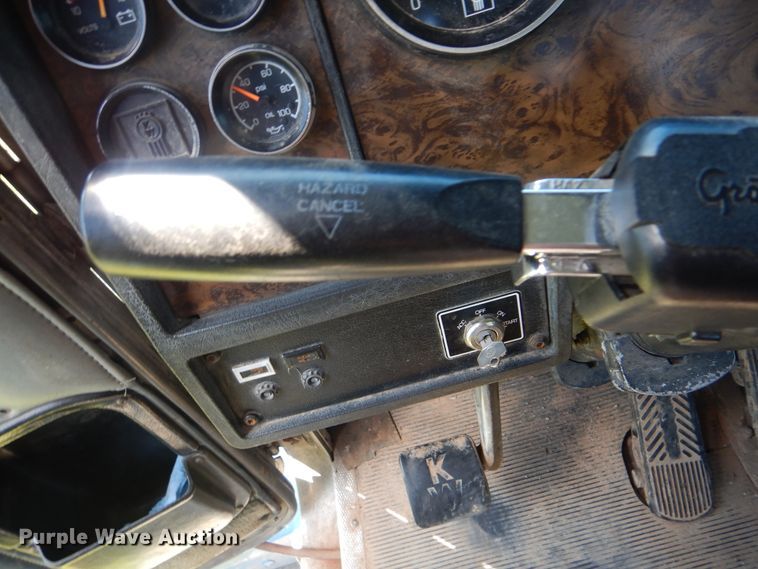 image for item DI0400 1994 Kenworth T450  semi truck