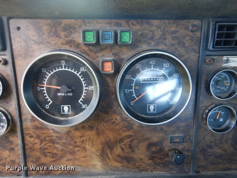 image for item DI0400 1994 Kenworth T450  semi truck