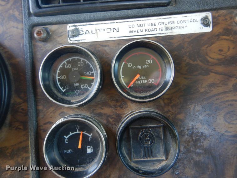 image for item DI0400 1994 Kenworth T450  semi truck