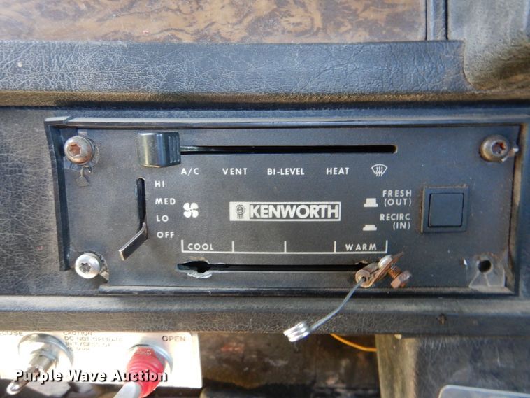 image for item DI0400 1994 Kenworth T450  semi truck