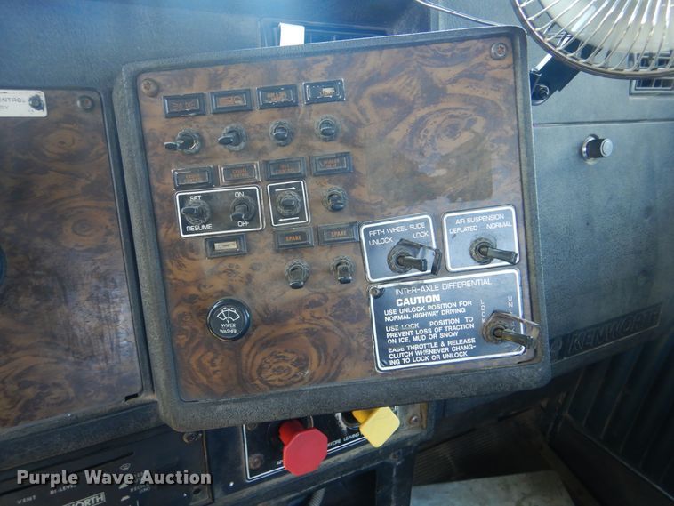 image for item DI0400 1994 Kenworth T450  semi truck