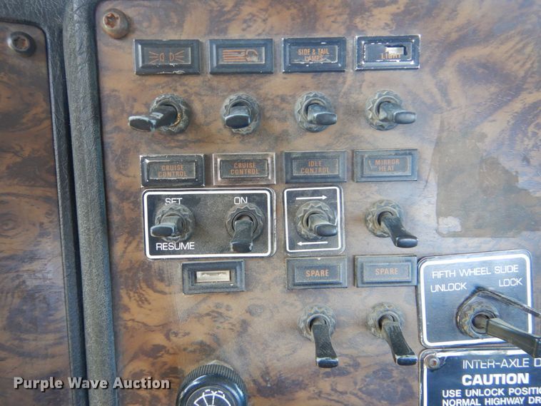 image for item DI0400 1994 Kenworth T450  semi truck