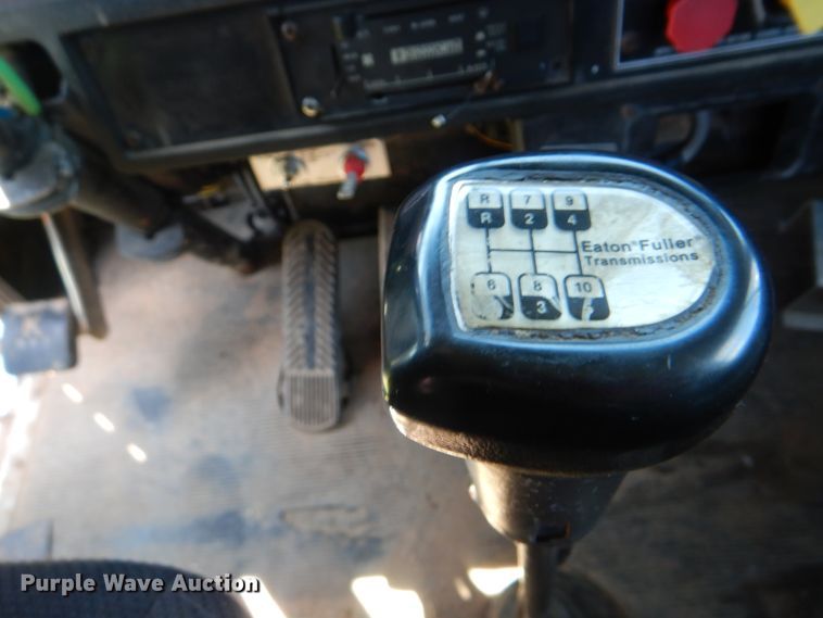 image for item DI0400 1994 Kenworth T450  semi truck