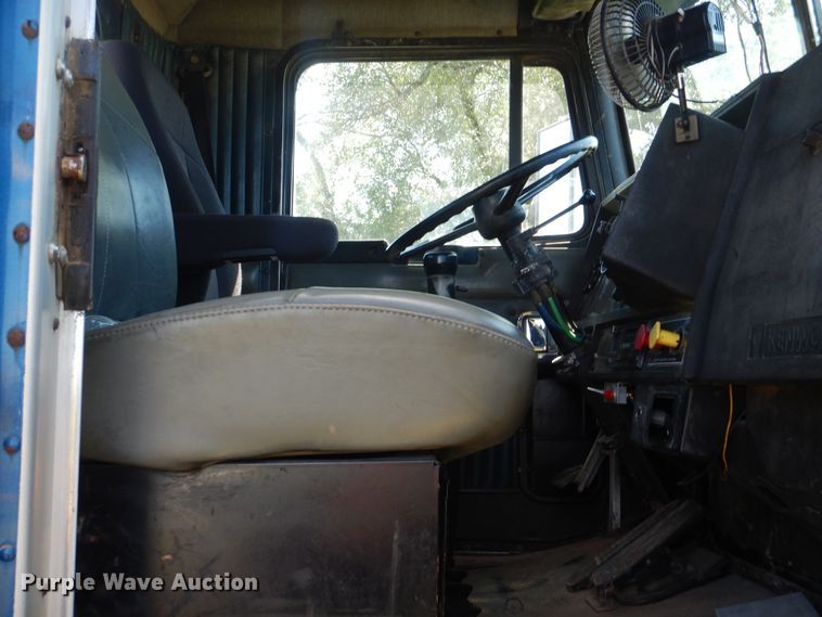 image for item DI0400 1994 Kenworth T450  semi truck