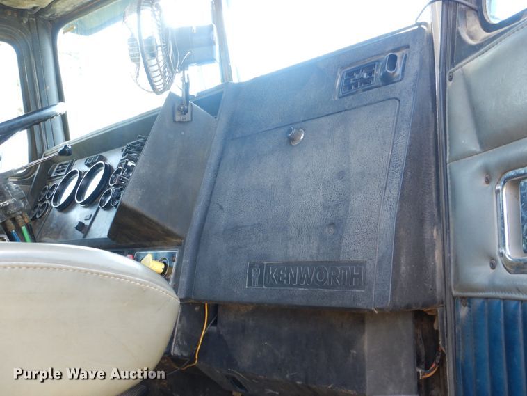 image for item DI0400 1994 Kenworth T450  semi truck