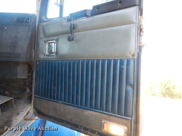 image for item DI0400 1994 Kenworth T450  semi truck