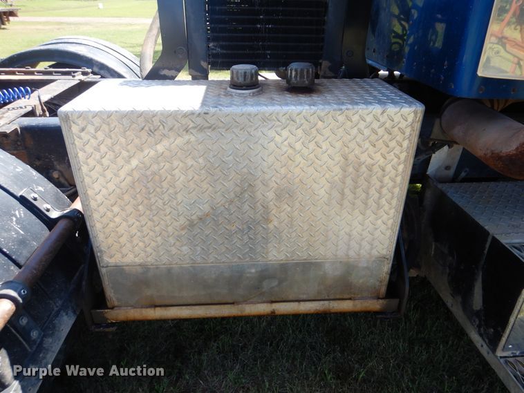 image for item DI0400 1994 Kenworth T450  semi truck