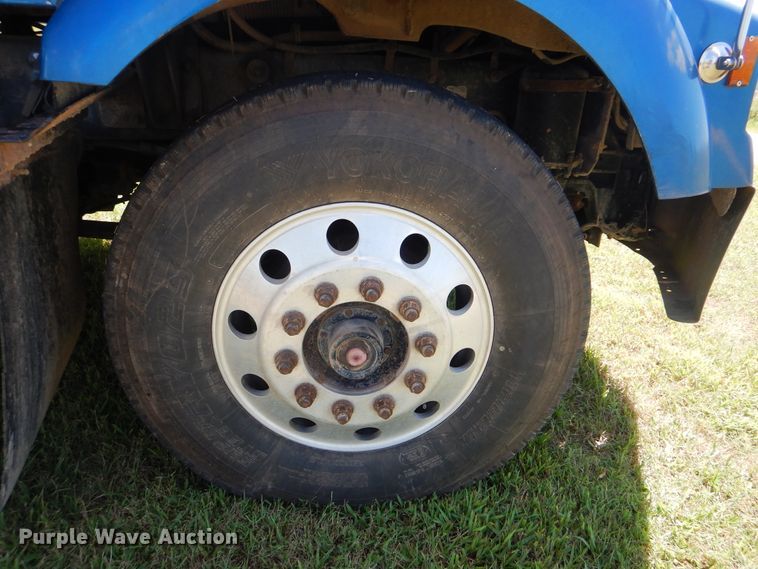 image for item DI0400 1994 Kenworth T450  semi truck