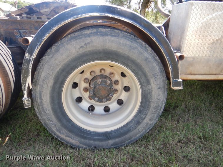 image for item DI0400 1994 Kenworth T450  semi truck