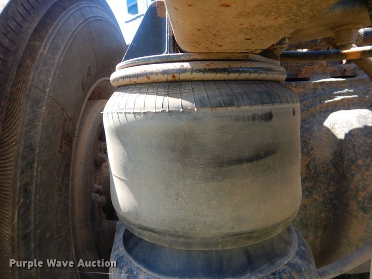 image for item DI0400 1994 Kenworth T450  semi truck