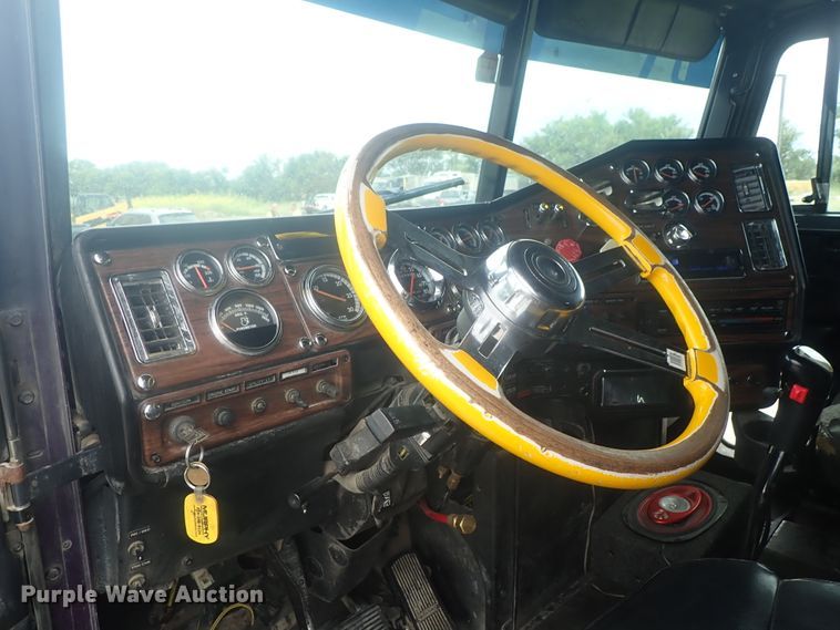 image for item DI4735 1998 Freightliner Classic X2  semi truck