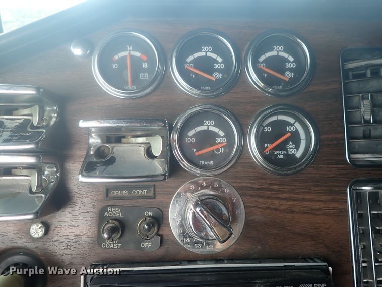 image for item DI4735 1998 Freightliner Classic X2  semi truck