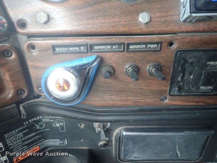 image for item DI4735 1998 Freightliner Classic X2  semi truck