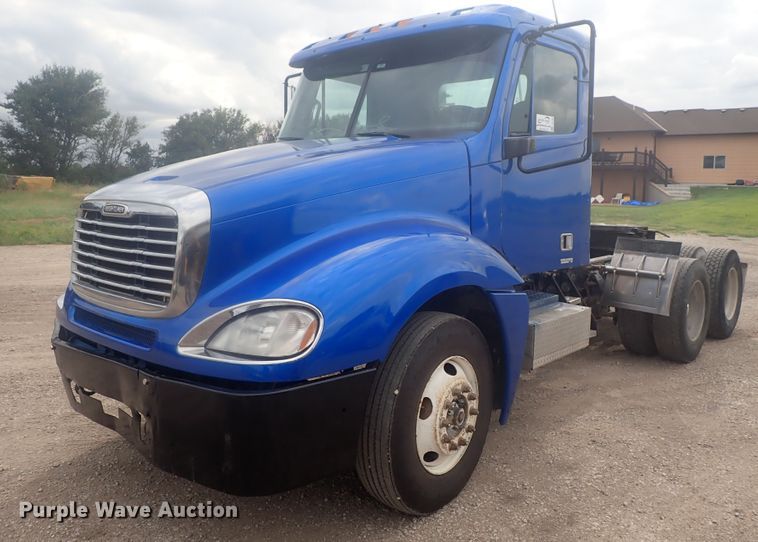 image for item DI4736 2001 Freightliner Columbia  semi truck