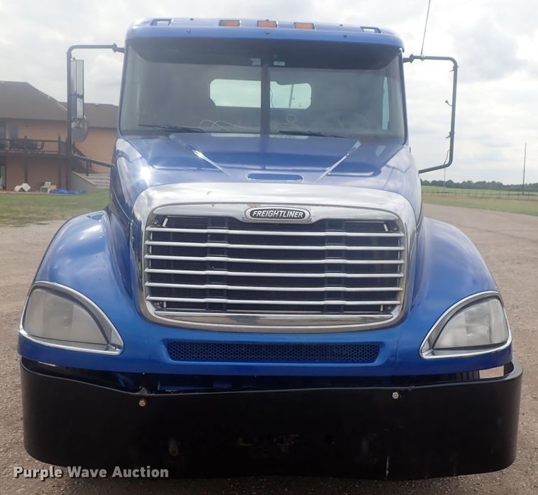 image for item DI4736 2001 Freightliner Columbia  semi truck