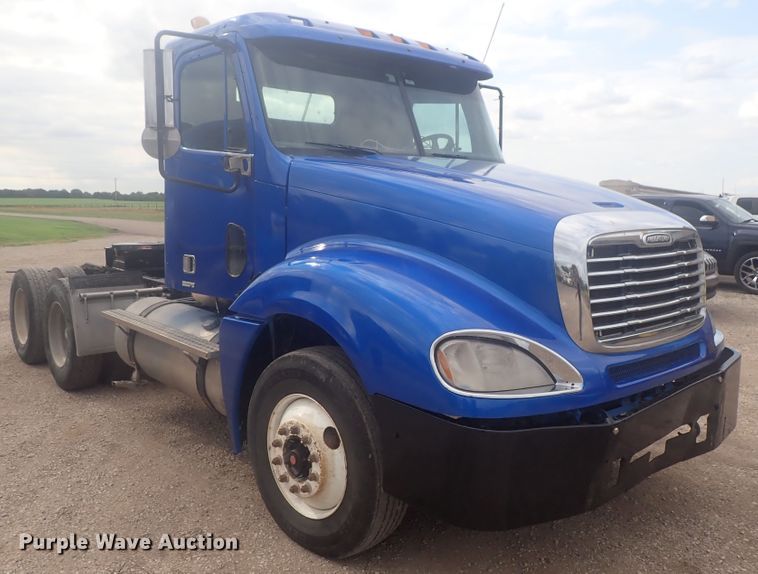 image for item DI4736 2001 Freightliner Columbia  semi truck