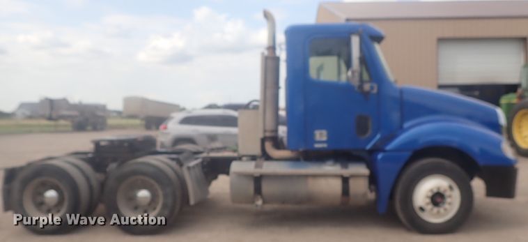 image for item DI4736 2001 Freightliner Columbia  semi truck