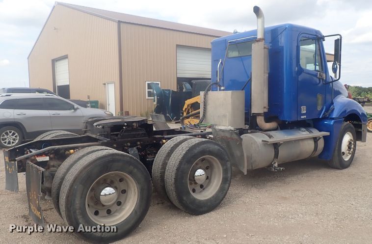 image for item DI4736 2001 Freightliner Columbia  semi truck