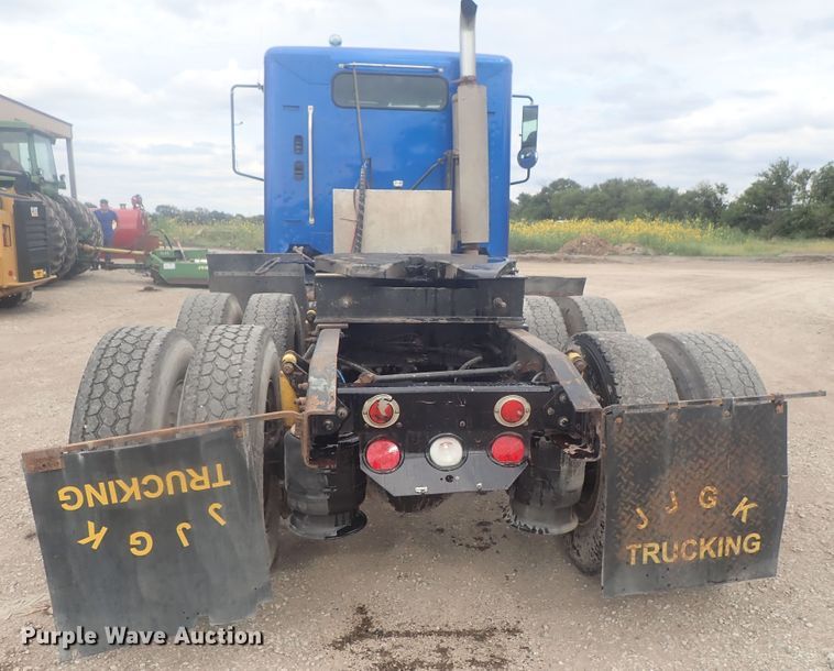 image for item DI4736 2001 Freightliner Columbia  semi truck