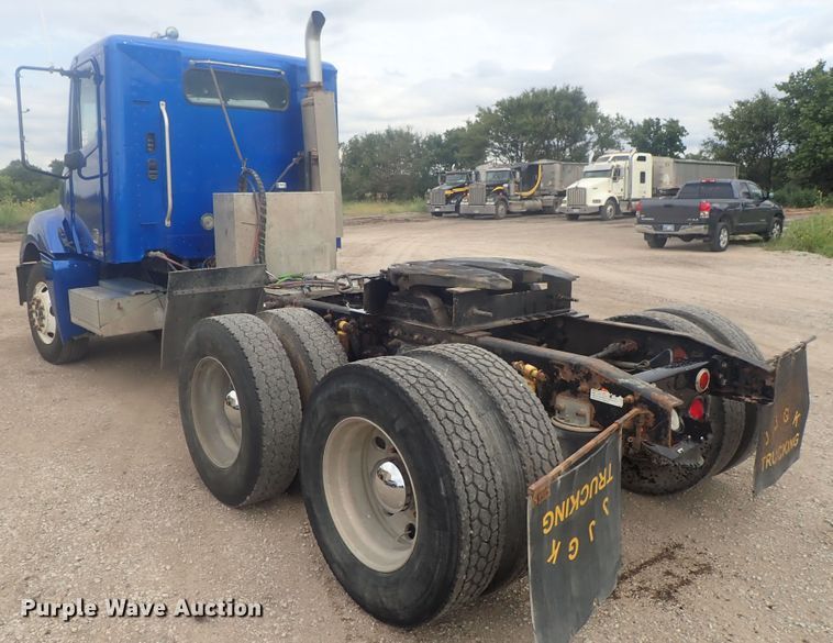 image for item DI4736 2001 Freightliner Columbia  semi truck