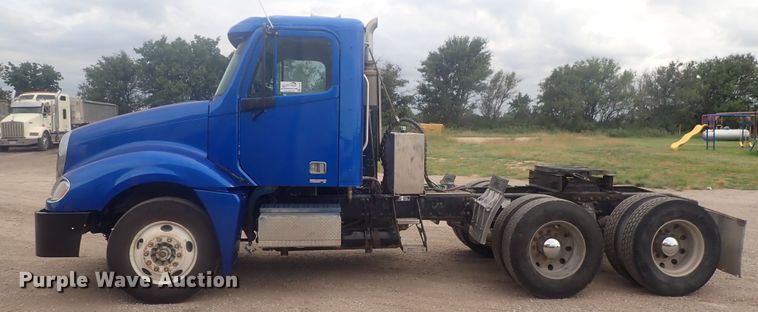 image for item DI4736 2001 Freightliner Columbia  semi truck