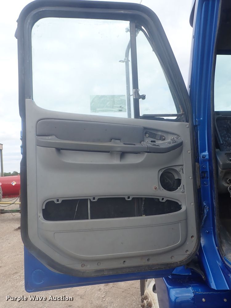 image for item DI4736 2001 Freightliner Columbia  semi truck