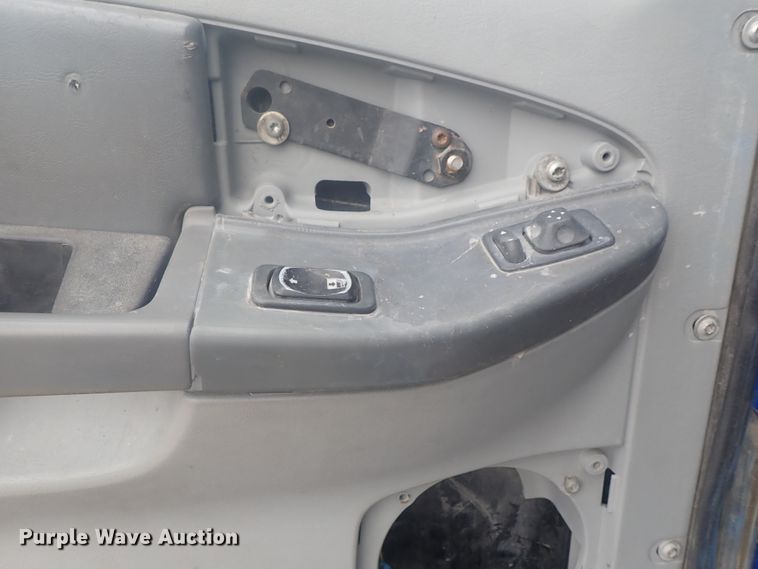 image for item DI4736 2001 Freightliner Columbia  semi truck