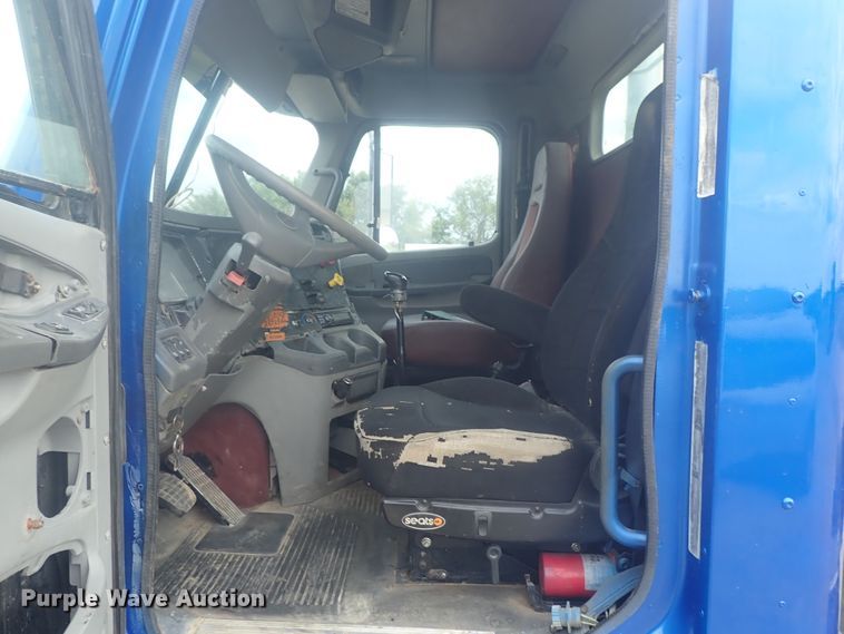 image for item DI4736 2001 Freightliner Columbia  semi truck