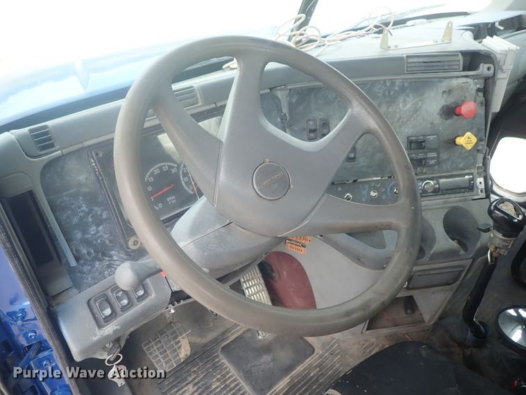 image for item DI4736 2001 Freightliner Columbia  semi truck