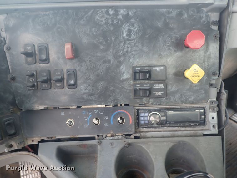 image for item DI4736 2001 Freightliner Columbia  semi truck