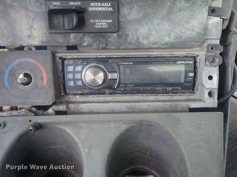 image for item DI4736 2001 Freightliner Columbia  semi truck