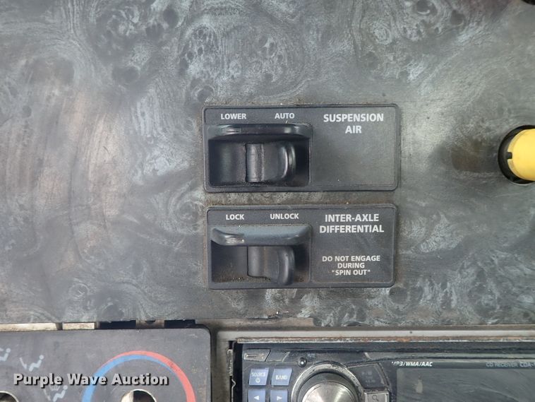 image for item DI4736 2001 Freightliner Columbia  semi truck