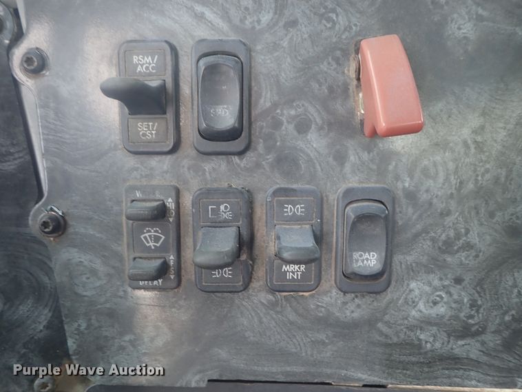 image for item DI4736 2001 Freightliner Columbia  semi truck