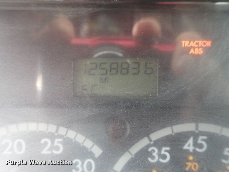 image for item DI4736 2001 Freightliner Columbia  semi truck