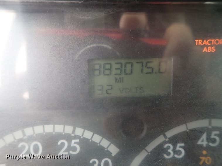 image for item DI4736 2001 Freightliner Columbia  semi truck