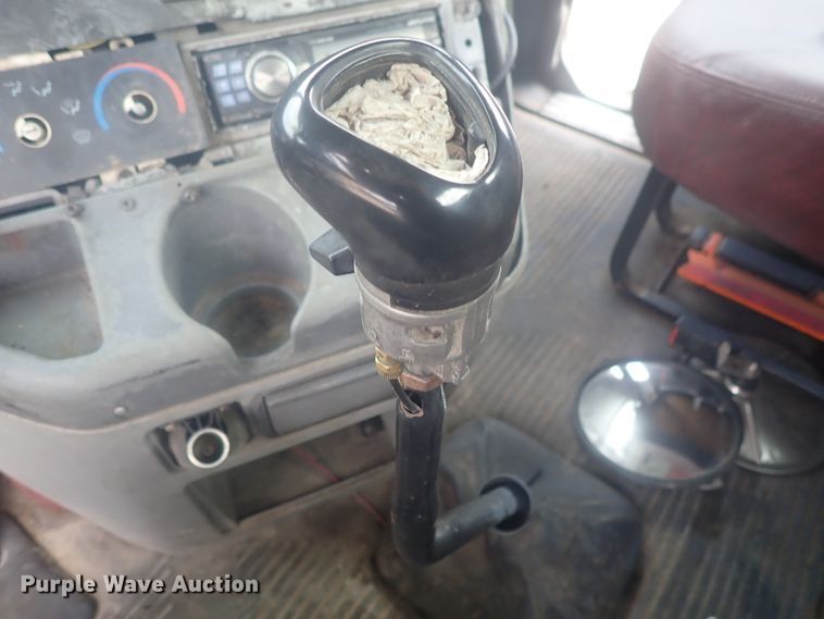 image for item DI4736 2001 Freightliner Columbia  semi truck