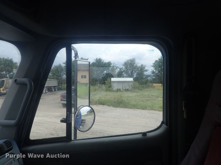 image for item DI4736 2001 Freightliner Columbia  semi truck