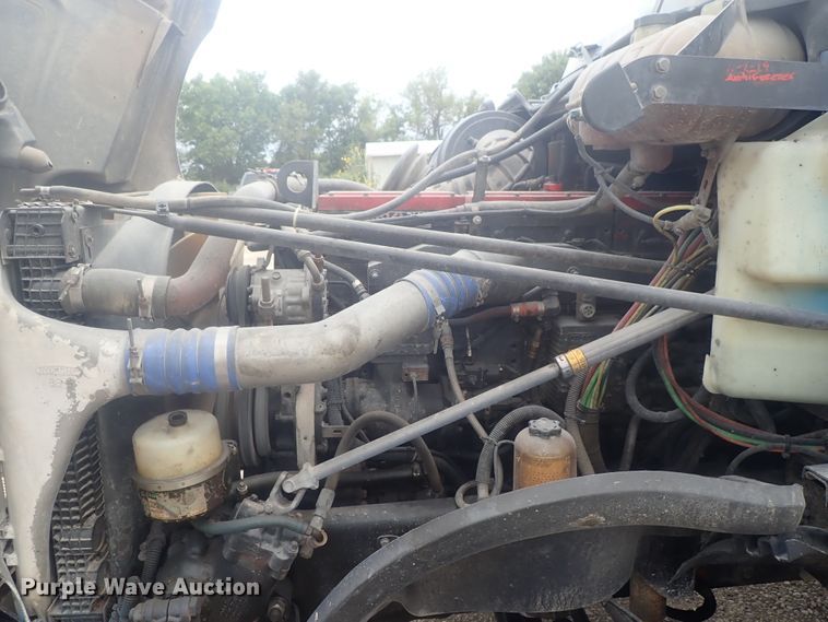 image for item DI4736 2001 Freightliner Columbia  semi truck