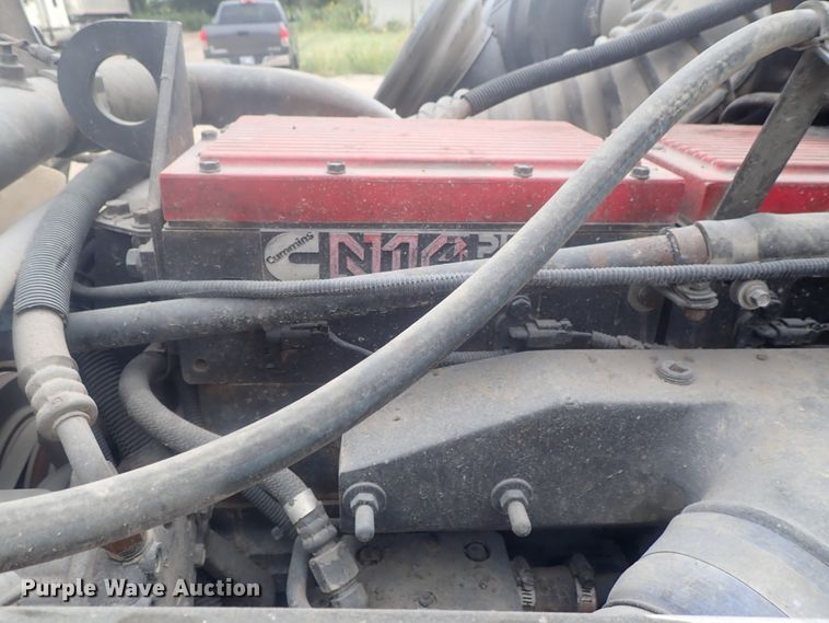 image for item DI4736 2001 Freightliner Columbia  semi truck