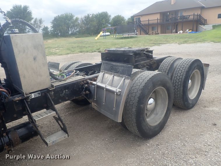 image for item DI4736 2001 Freightliner Columbia  semi truck