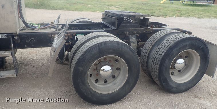 image for item DI4736 2001 Freightliner Columbia  semi truck