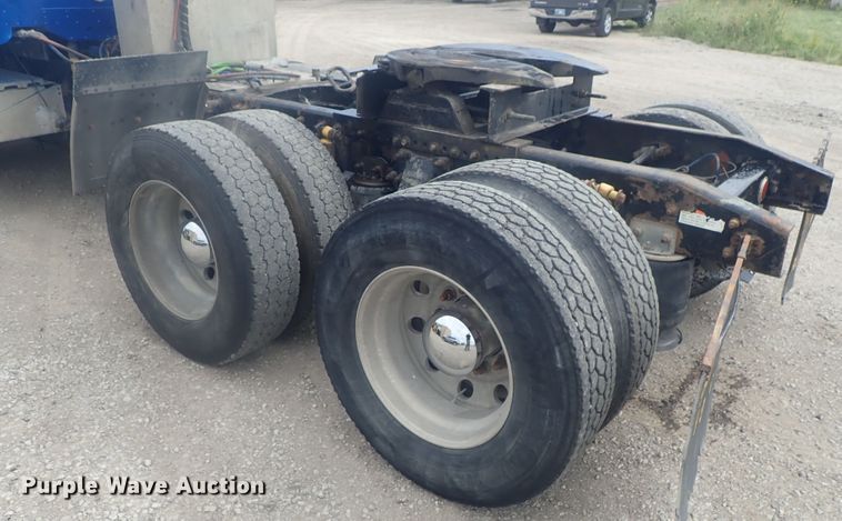 image for item DI4736 2001 Freightliner Columbia  semi truck