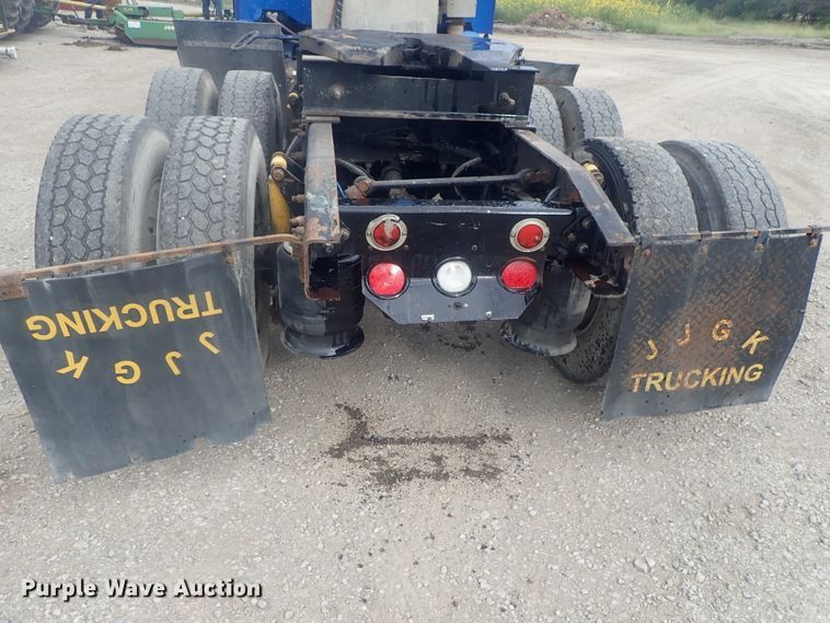 image for item DI4736 2001 Freightliner Columbia  semi truck