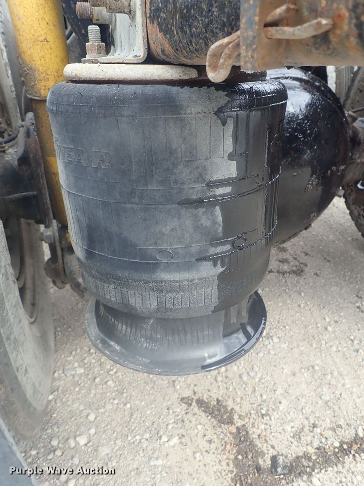 image for item DI4736 2001 Freightliner Columbia  semi truck