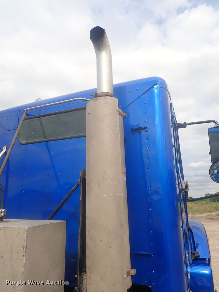 image for item DI4736 2001 Freightliner Columbia  semi truck