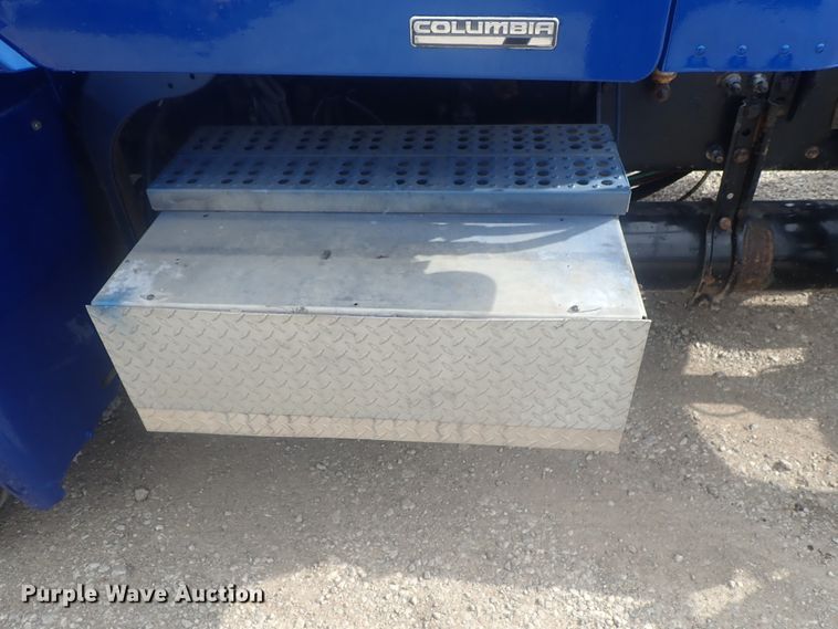 image for item DI4736 2001 Freightliner Columbia  semi truck