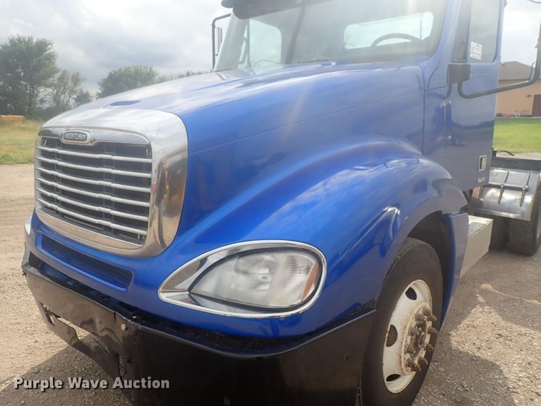 image for item DI4736 2001 Freightliner Columbia  semi truck